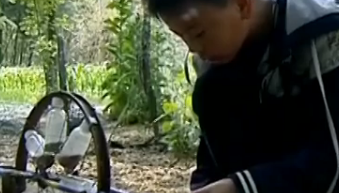 王彬发明的手推式播种机