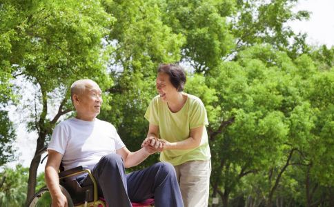 老人挑选佩戴合适助听器 老人如何挑选助听器 老人助听器 老人带助听器有用吗