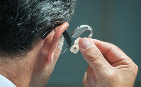 老人佩戴助听器不适怎么办 佩戴助听器 老人助听器 怎么佩戴助听器