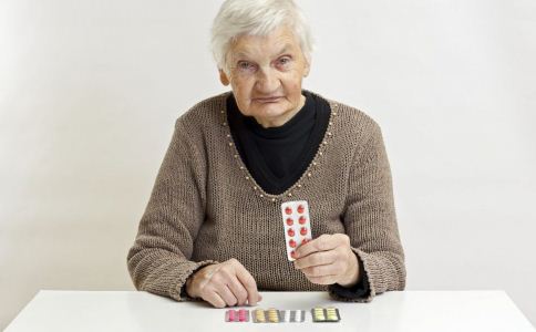 老人如何正确用药 牢记老人7大用药原则 老人如何正确用药 老人用药的方法 哪些老人不能喝中药