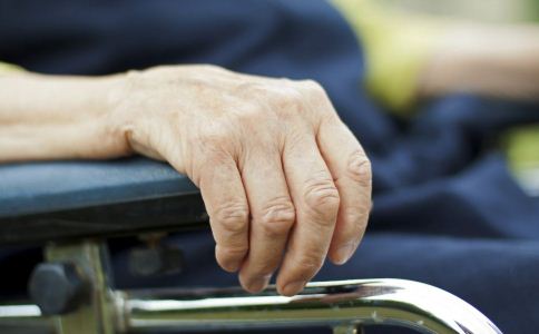 老人用什么轮椅好 老人选轮椅需注意6点 老人用什么轮椅好 哪些老年人需要坐轮椅 老人选轮椅的注意事项