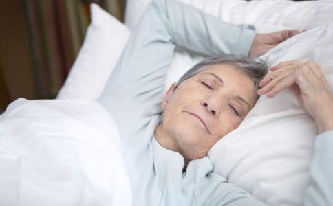 枕头选得好 老人才能睡得好 老人睡什么枕头好 老人如何选择自己的枕头 哪些枕头适合老人